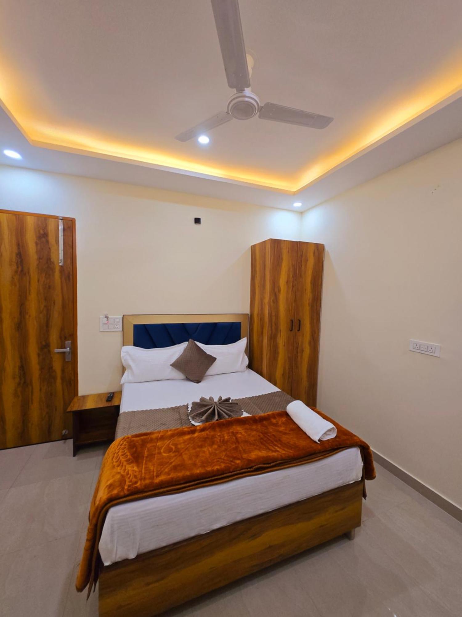 Hotel Blu Plaza Gurgaon Exterior photo